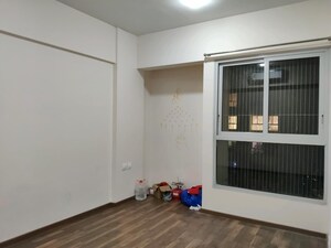 Room in 2 BHK Apartment at Piramal Vaikunth, Balkum Pada – for Rent