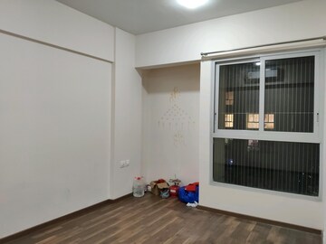 Room in 2 BHK Apartment at Piramal Vaikunth, Balkum Pada – for Rent