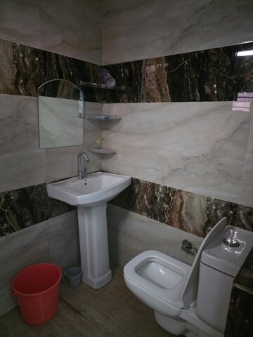 Bathroom in 1 BHK Apartment at Patiala Road – for Rent