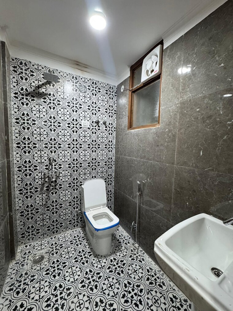 Bathroom, chattarpur 3 Bedroom 1150 Sq.Ft. Builder Floor In Chattarpur Delhi 9529442