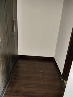 Room in 4 BHK Apartment at Parsvnath Exotica, Sector 53 – for Sale