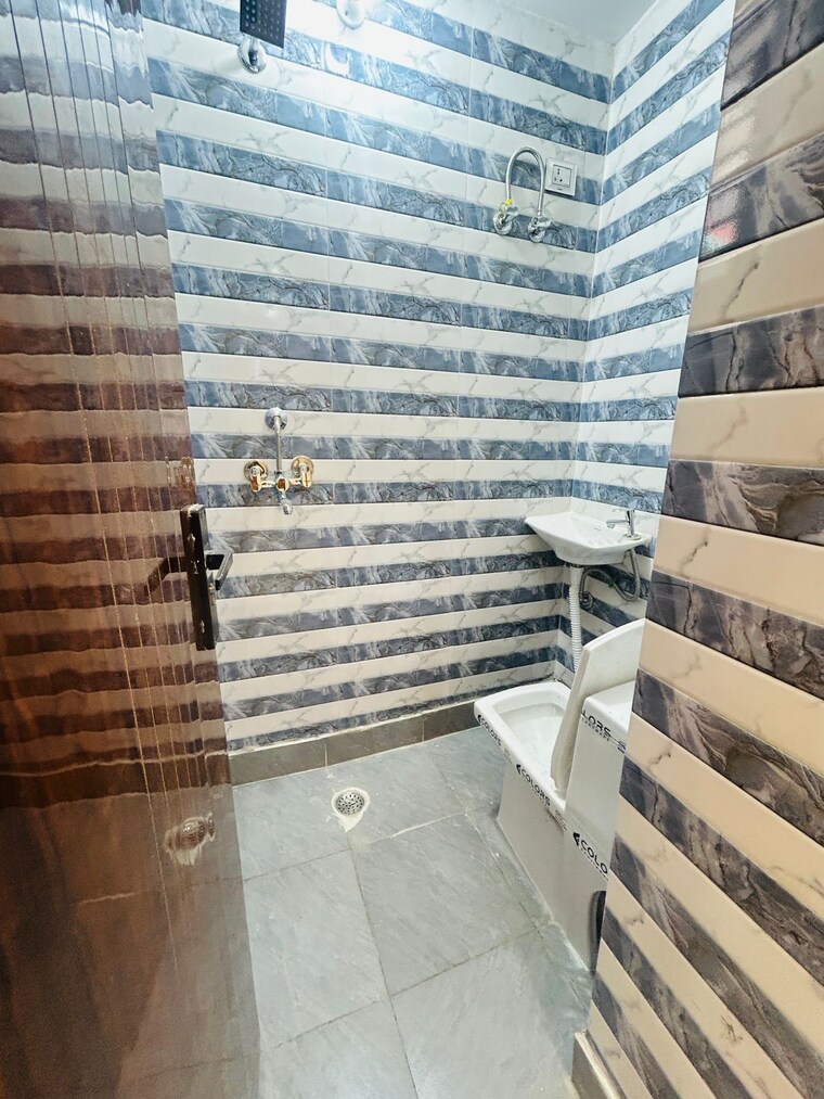 Exterior View, dwarka mor 3 Bedroom 100 Sq.Yd. Builder Floor In Dwarka Mor Delhi 9529666