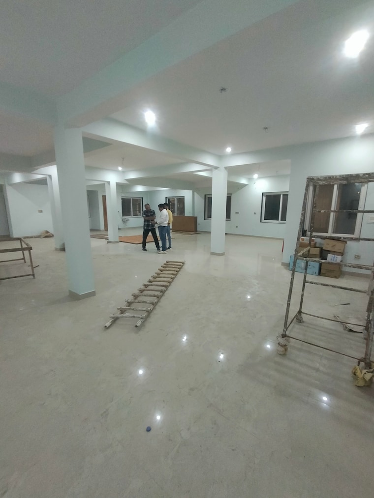  Parking, gomti nagar Commercial Office Space 2200 Sq.Ft. In Gomti Nagar Lucknow 9529770