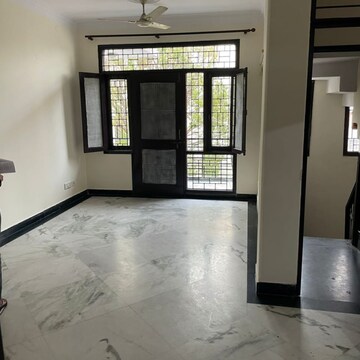 Room in 6 BHK Independent House at Sector 40 – for Sale