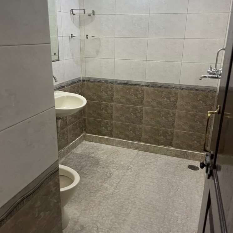 Bathroom, sector 40 6 Bedroom 100 Sq.Yd. Independent House In Sector 40 Gurgaon 9529949