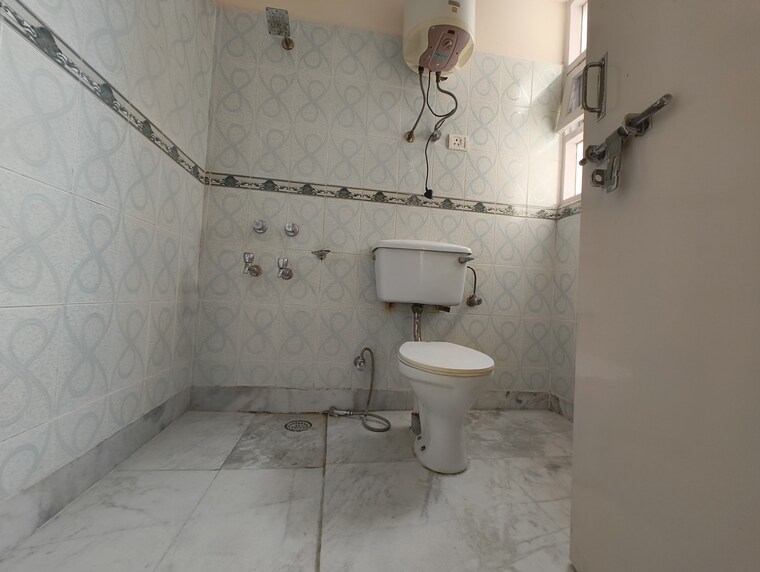Bathroom, kiran-residency 3.5 Bedroom 2000 Sq.Ft. Apartment In Sector 56 Gurgaon 9530046