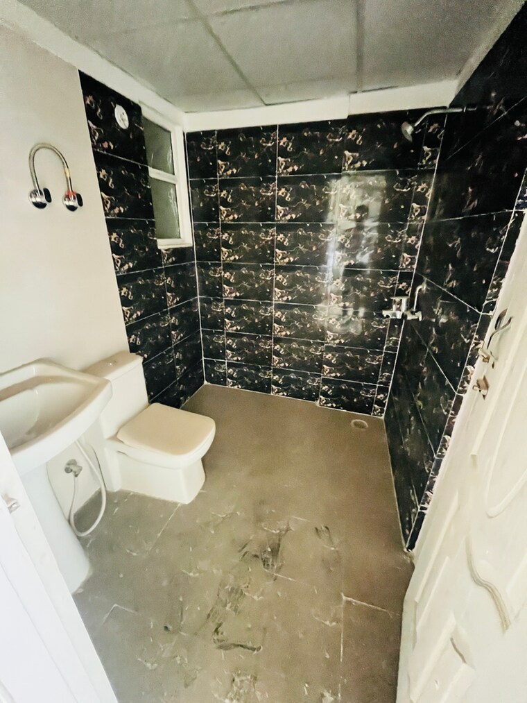 Attached Bathroom, migsun-roof 2 Bedroom 815 Sq.Ft. Apartment In Bhuapur Ghaziabad 9530383