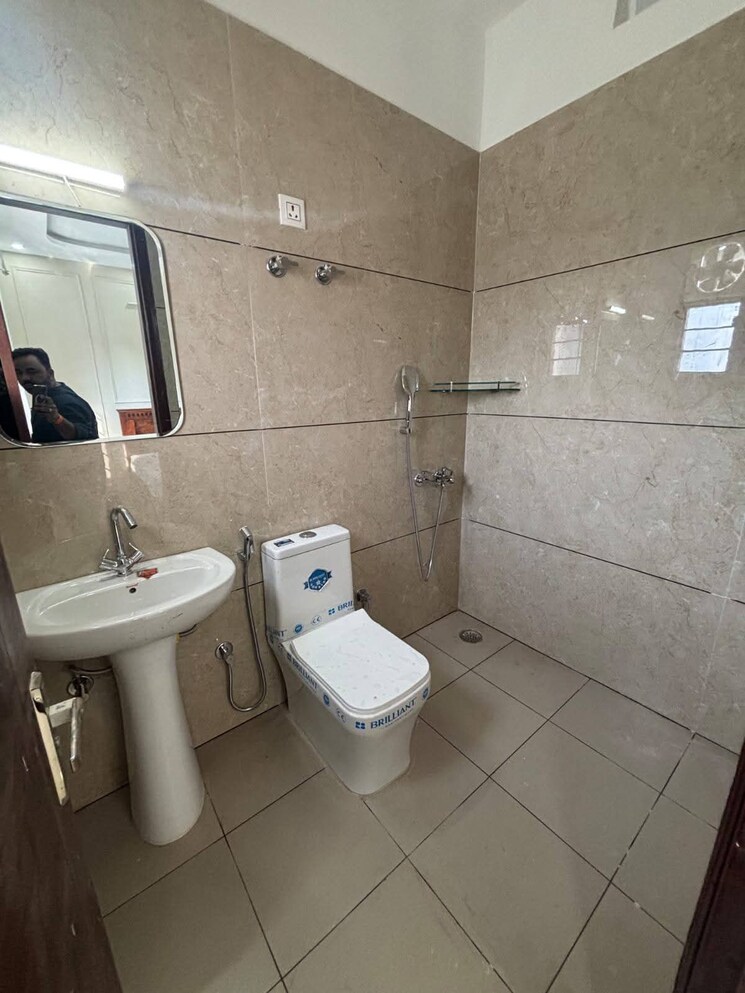 Bathroom, freedom fighters enclave 2 Bedroom 1000 Sq.Ft. Apartment In Freedom Fighters Enclave Delhi 9530398