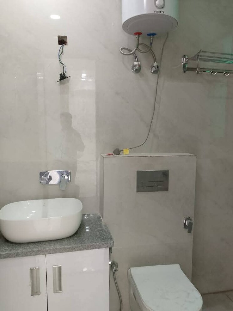 Bathroom, freedom fighters enclave 3 Bedroom 1700 Sq.Ft. Apartment In Freedom Fighters Enclave Delhi 9530405