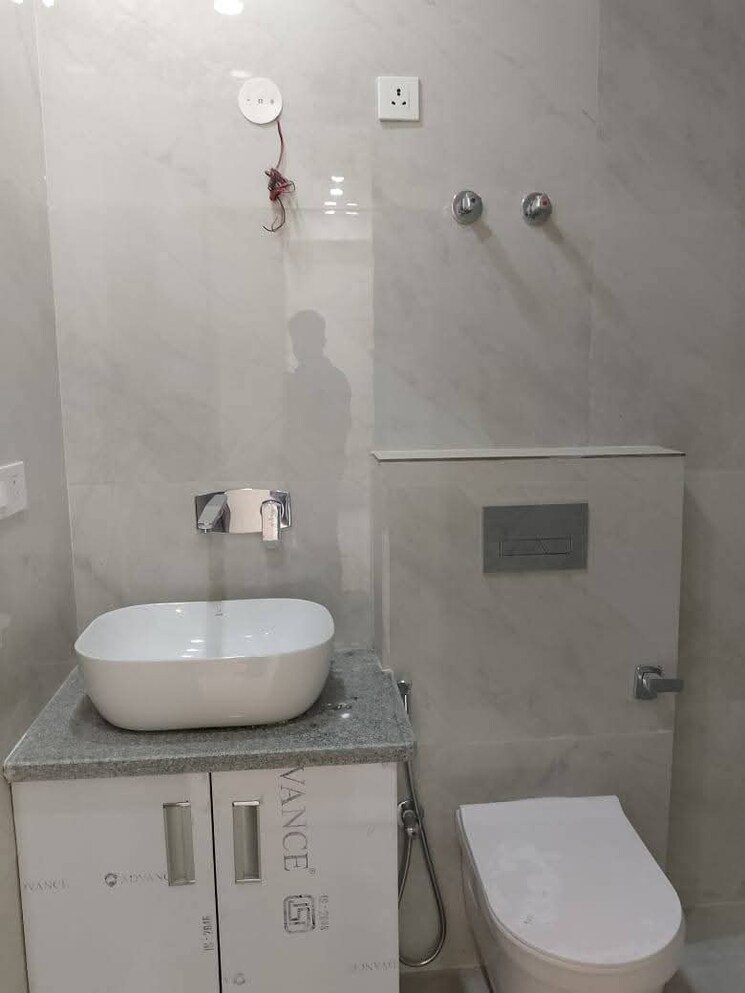 Bathroom, freedom fighters enclave 3 Bedroom 1700 Sq.Ft. Apartment In Freedom Fighters Enclave Delhi 9530405