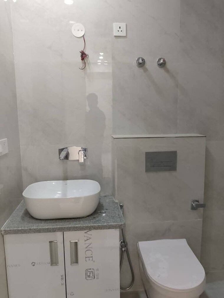 Bathroom, freedom fighters enclave 3 Bedroom 1700 Sq.Ft. Apartment In Freedom Fighters Enclave Delhi 9530405