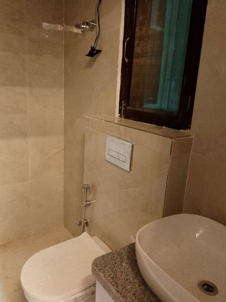 Bathroom, freedom fighters enclave 3 Bedroom 1700 Sq.Ft. Apartment In Freedom Fighters Enclave Delhi 9530405