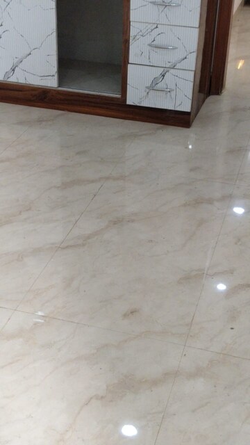 Room in 2 BHK Apartment at Sunshine Apartments Sector 73, Sector 73 – for Sale