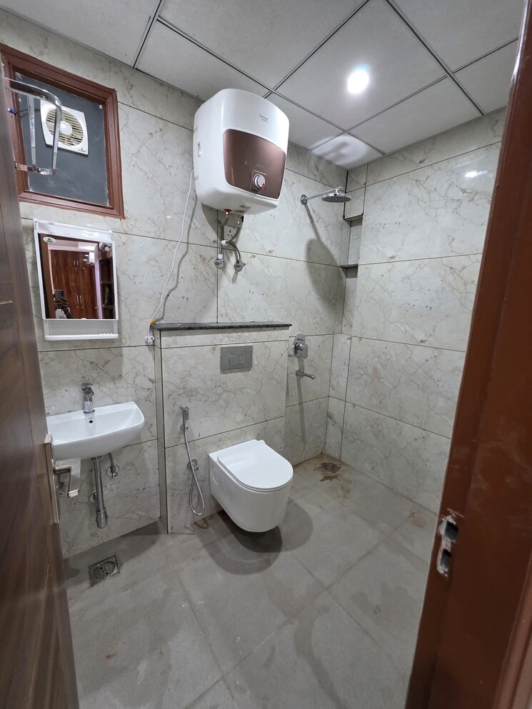 Bathroom, freedom fighters enclave 1 Bedroom 600 Sq.Ft. Apartment In Freedom Fighters Enclave Delhi 9530489