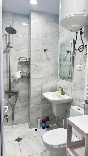 Bathroom in 3 BHK Apartment at Signature Global Signum 93, Sector 93 – for Rent