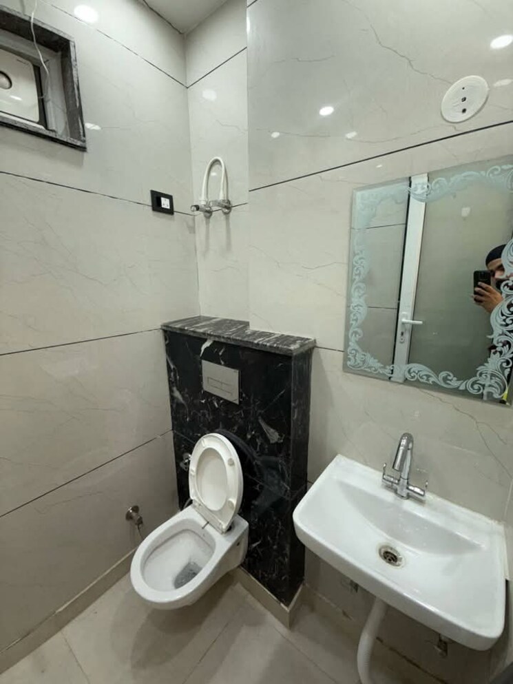 Bathroom, freedom fighters enclave 3 Bedroom 1650 Sq.Ft. Apartment In Freedom Fighters Enclave Delhi 9530535