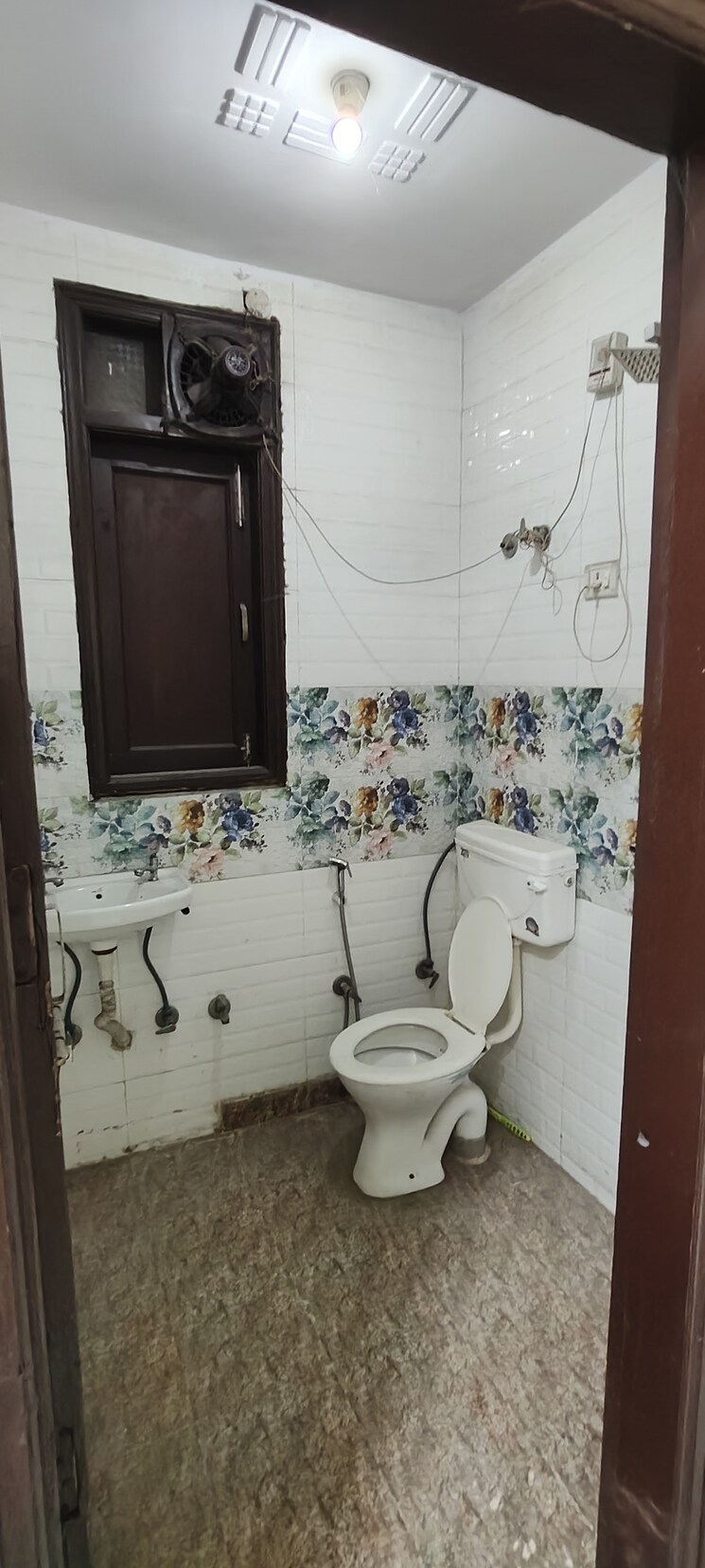 Bathroom, govindpuri 1 Bedroom 100 Sq.Ft. Builder Floor In Govindpuri Delhi 9530667