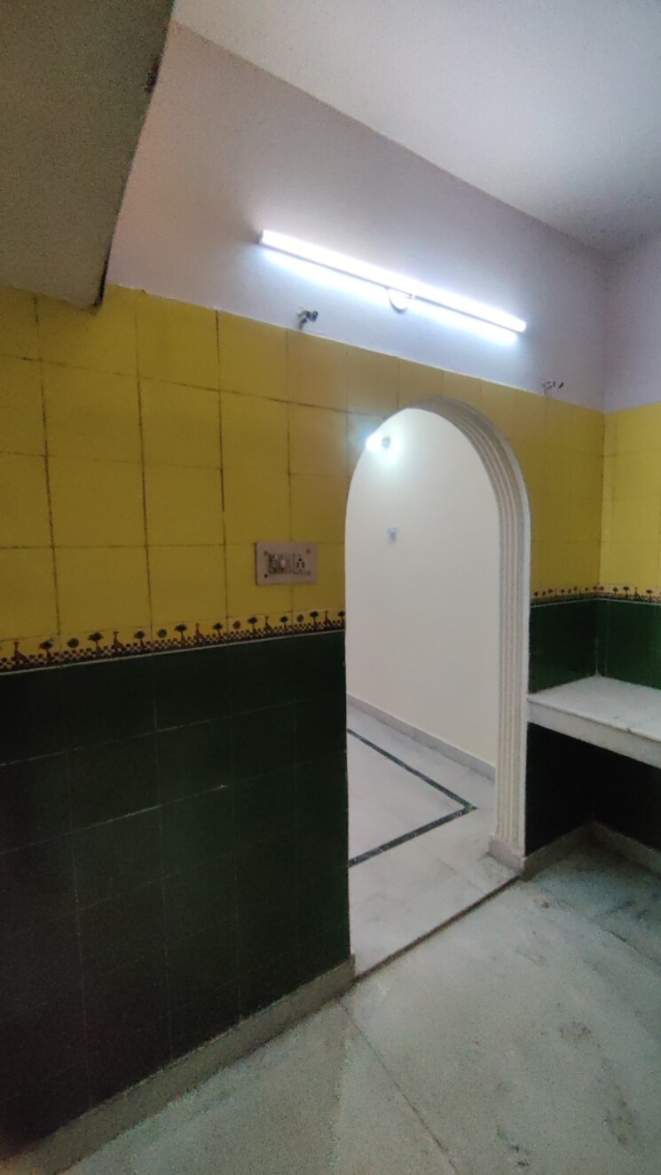 Bathroom, mayur vihar phase 1 1.5 Bedroom 750 Sq.Ft. Apartment In Mayur Vihar Phase 1 Delhi 9530631