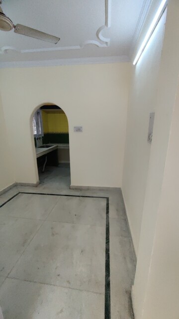 Furnished Amenities in 1.5 BHK Apartment at Mayur Vihar Phase 1 – for Rent