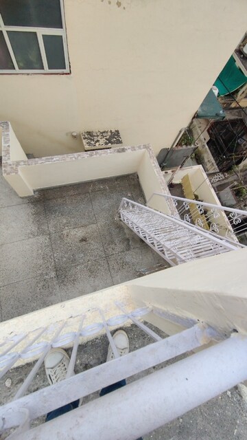 Living Room in 1.5 BHK Apartment at Mayur Vihar Phase 1 – for Rent