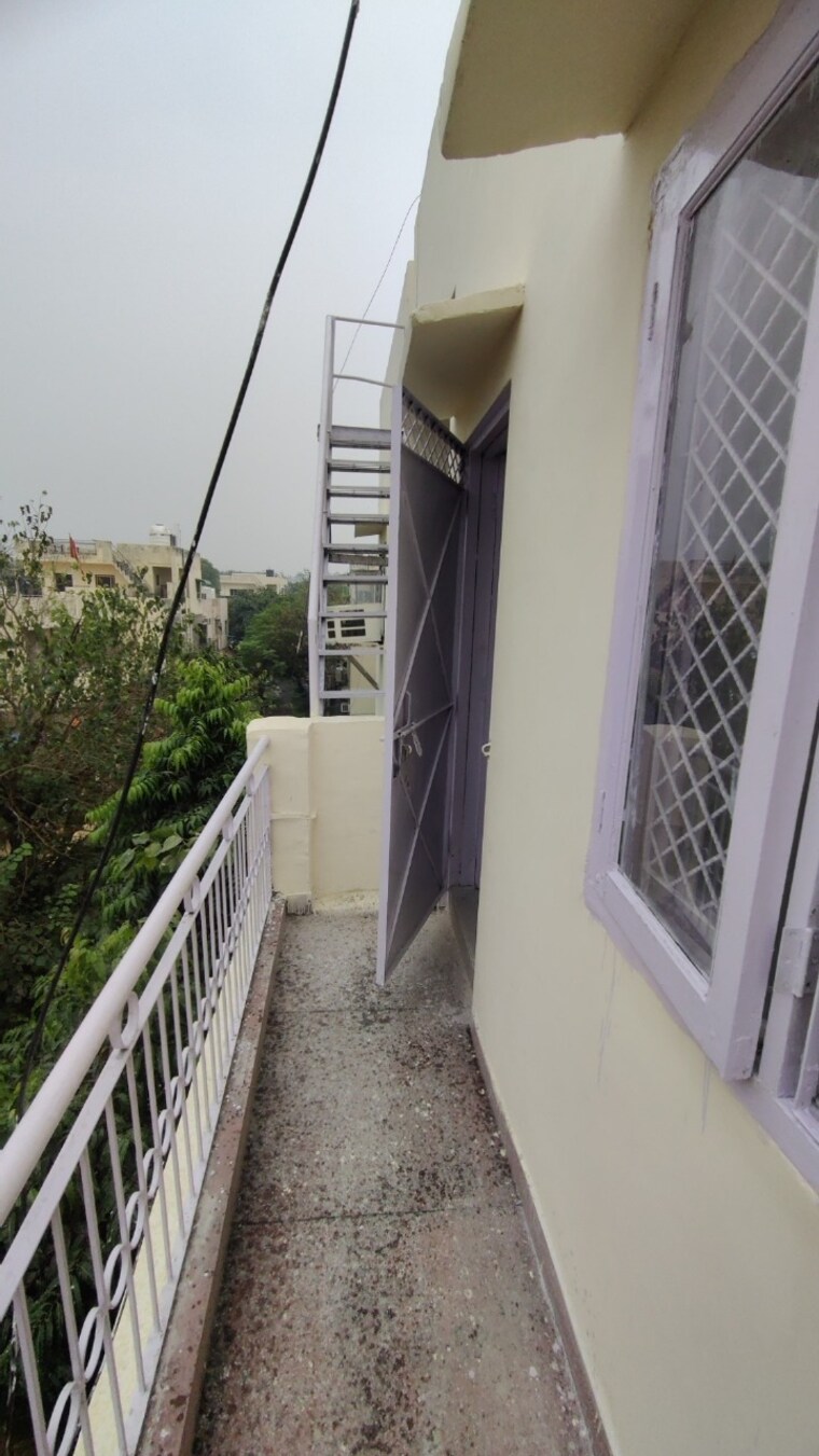 Balcony, mayur vihar phase 1 1.5 Bedroom 750 Sq.Ft. Apartment In Mayur Vihar Phase 1 Delhi 9530631