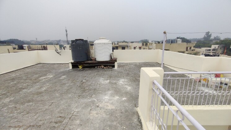 Terrace, mayur vihar phase 1 1.5 Bedroom 750 Sq.Ft. Apartment In Mayur Vihar Phase 1 Delhi 9530631