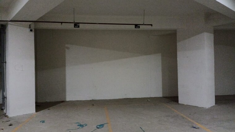 Room, sola road Commercial Office Space 1185 Sq.Ft. In Sola Road Ahmedabad 9530635