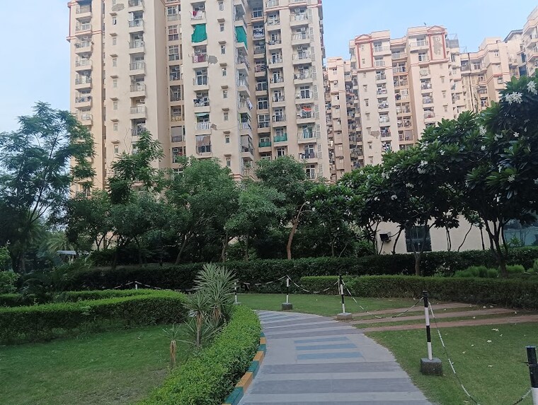 Garden, amrapali-princely-estate 2.5 Bedroom 1015 Sq.Ft. Apartment In Sector 76 Noida 9530677