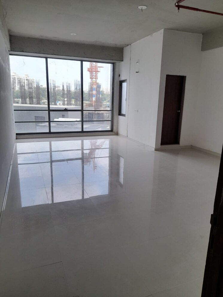 Room, sola road Commercial Office Space 1202 Sq.Ft. In Sola Road Ahmedabad 9530784
