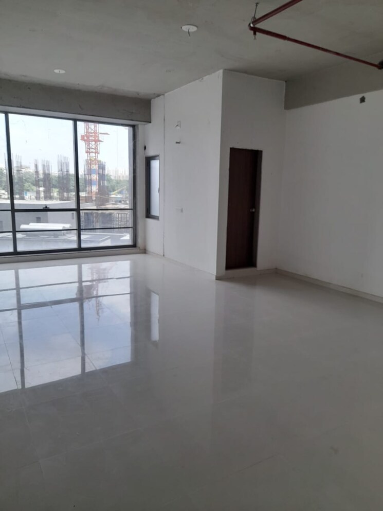 Room, sola road Commercial Office Space 1202 Sq.Ft. In Sola Road Ahmedabad 9530784