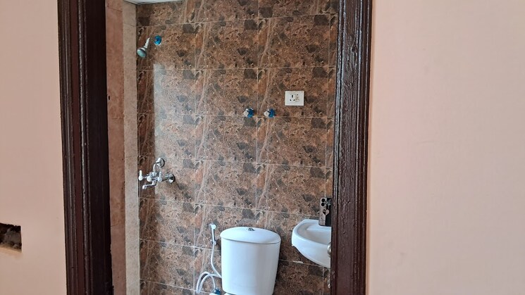 Bathroom, amrapali-dream-valley 2.5 Bedroom 920 Sq.Ft. Apartment In Tech Zone 4 Greater Noida Greater Noida 9530869