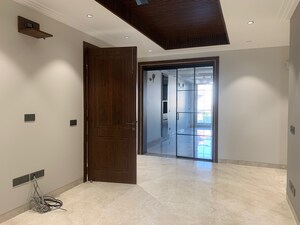 Room in 4 BHK Builder Floor at Dlf Phase ii – for Sale