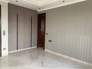 Room in 4 BHK Builder Floor at Dlf Phase ii – for Sale