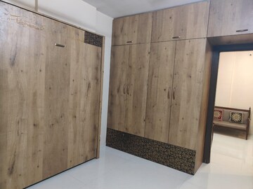 Room in 2 BHK Apartment at Kabra Paradise, Andheri West – for Rent