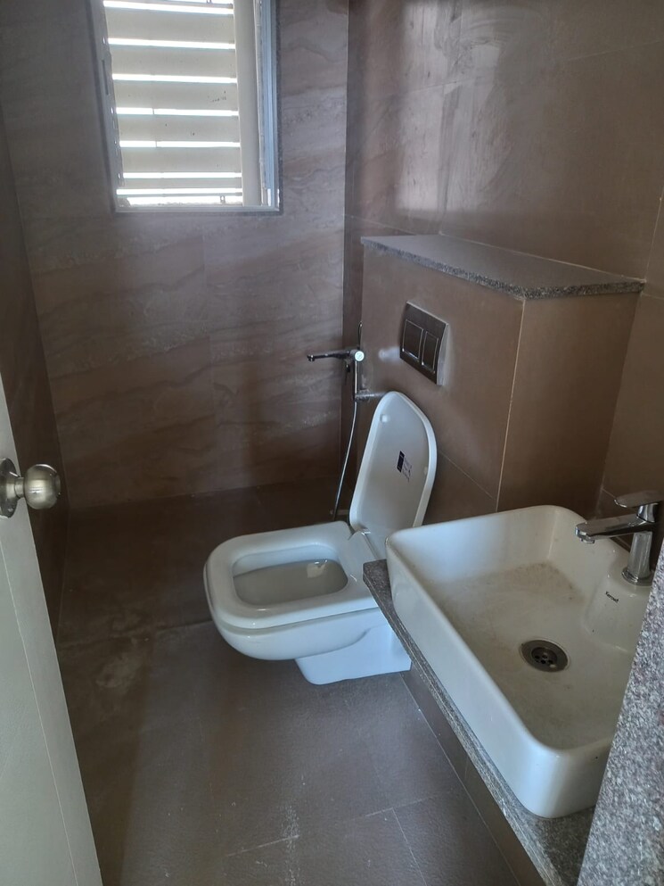 Bathroom, wakad 2 Bedroom 950 Sq.Ft. Apartment In Wakad Pune 9531365