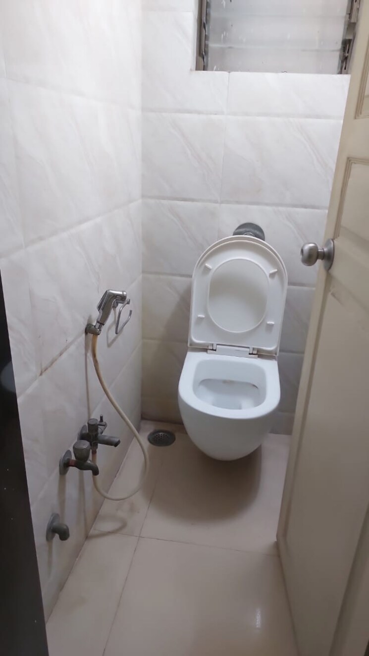 Bathroom, mahim 1 Bedroom 450 Sq.Ft. Apartment In Mahim Mumbai 9531440