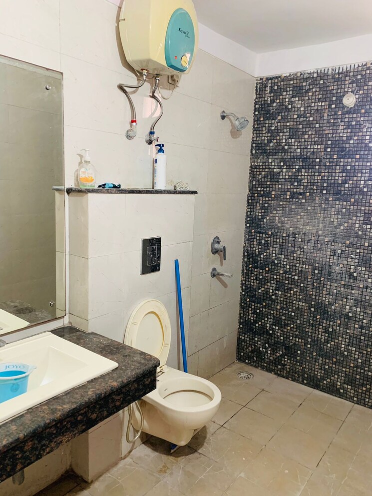 Bathroom, bollywood-esencia 4 Bedroom 2020 Sq.Ft. Apartment In Ghazipur Zirakpur 9531500
