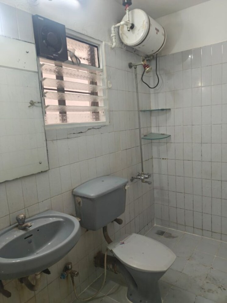 Bathroom, clover-dale 1 Bedroom 500 Sq.Ft. Apartment In Koregaon Park Pune 9531329