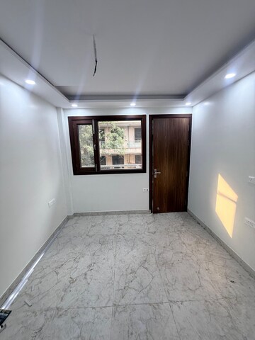 Room in 3 BHK Apartment at Sahridaya Apartments, Paschim Vihar – for Sale