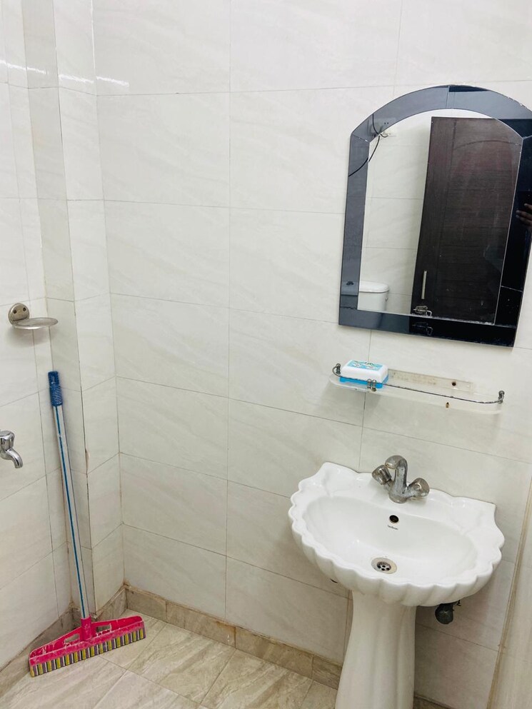 Bathroom, lajpat nagar 2 Bedroom 700 Sq.Ft. Builder Floor In Lajpat Nagar Delhi 9531699