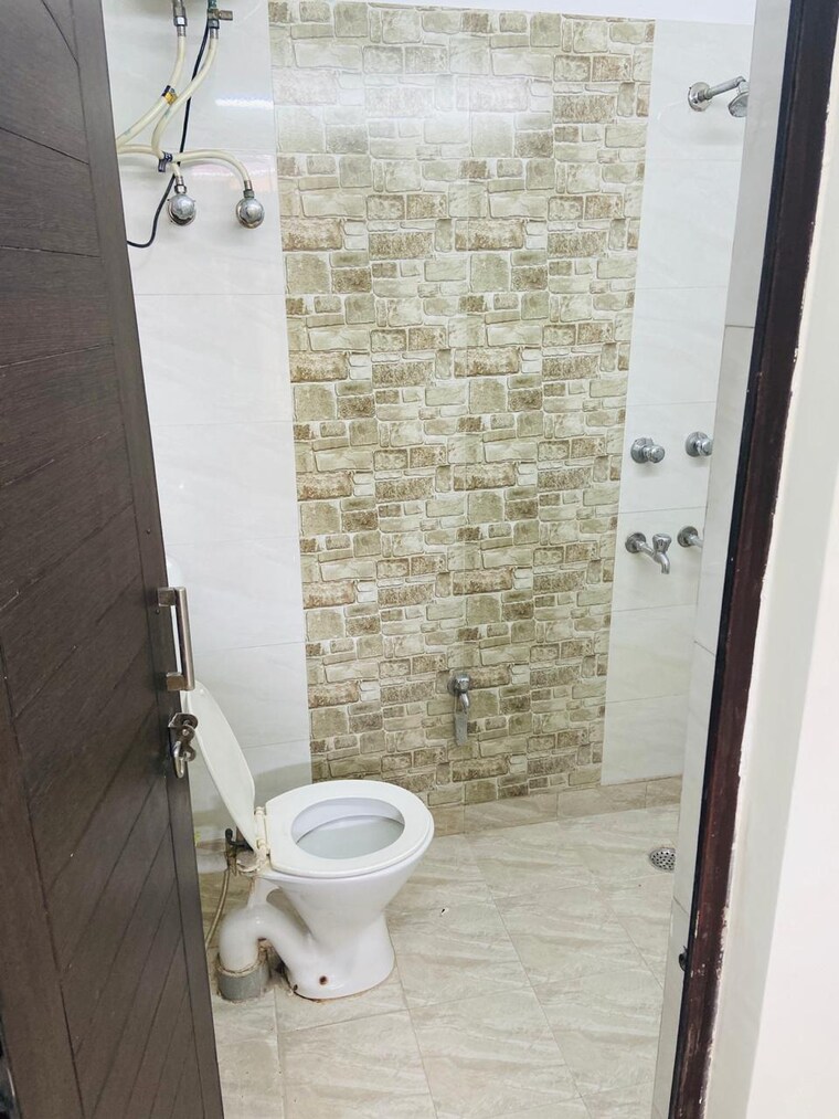 Bathroom, lajpat nagar 2 Bedroom 705 Sq.Ft. Builder Floor In Lajpat Nagar Delhi 9531805
