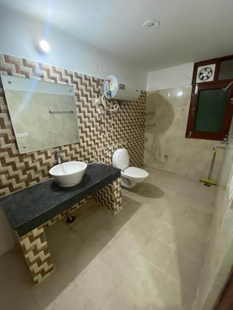 Bathroom, maya-garden-city 3 Bedroom 1800 Sq.Ft. Apartment In Lohgarh Zirakpur 9531739