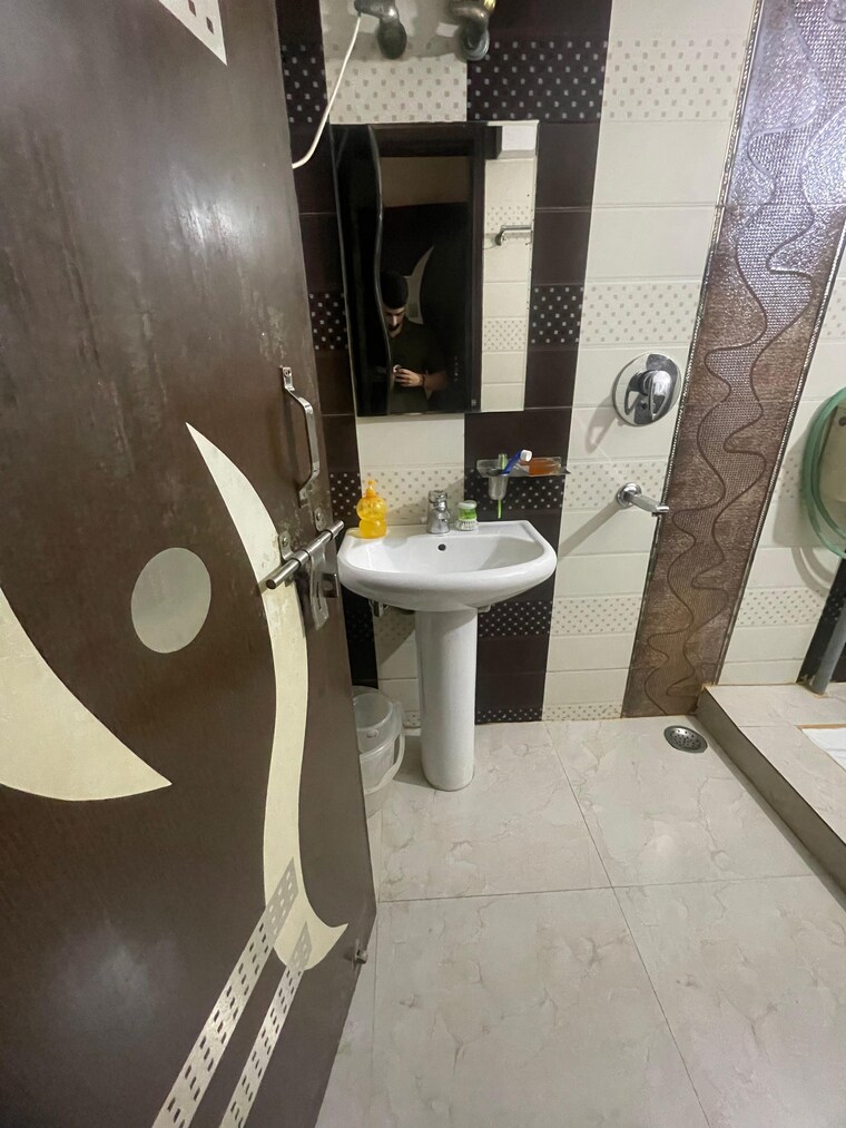 Bathroom, priyadarshni-apartments 3 Bedroom 1125 Sq.Ft. Apartment In Paschim Vihar Delhi 9531861
