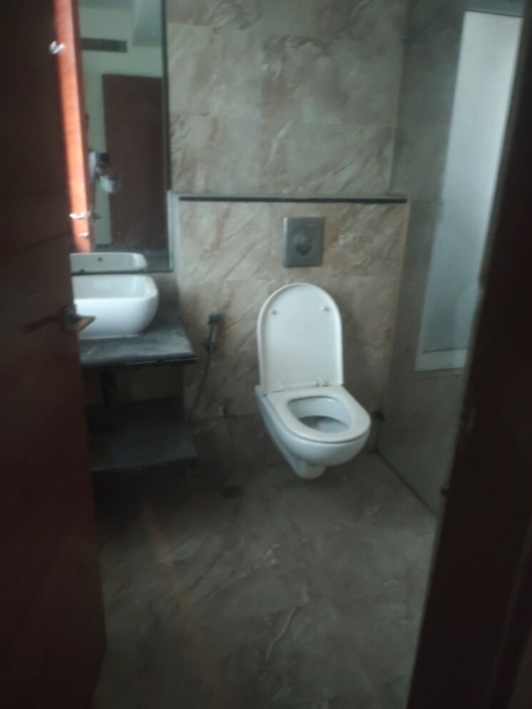 Bathroom, mahagun-mezzaria 4 Bedroom 2870 Sq.Ft. Apartment In Sector 78 Noida 9532155