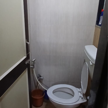 Bathroom in 1 BHK Apartment at Vikhroli West – for Rent