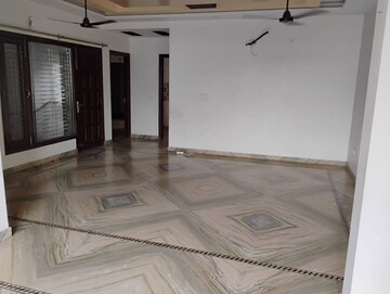Room in 3 BHK Builder Floor at Panchsheel Enclave – for Rent