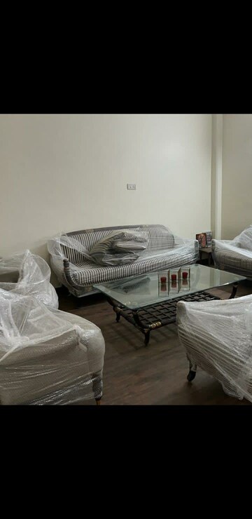 Master Bedroom in 3 BHK Builder Floor at Gardenia Glory, Sector 46 – for Rent