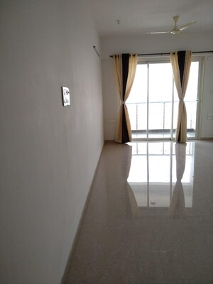 Room in 2 BHK Apartment at JP Decks, Goregaon East – for Rent