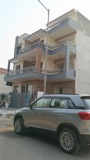 2 BHK Builder Floor For Rent in Aerocity