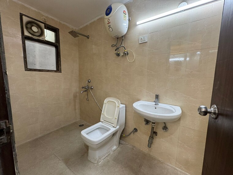 Bathroom, freedom fighters enclave 1 Bedroom 450 Sq.Ft. Apartment In Freedom Fighters Enclave Delhi 9532572